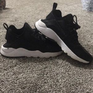 Women’s 6 Nike Huaraches